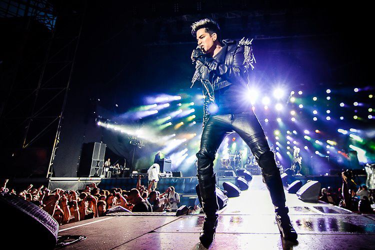 Adam Lambert abusa do figurino fetichista, como o couro