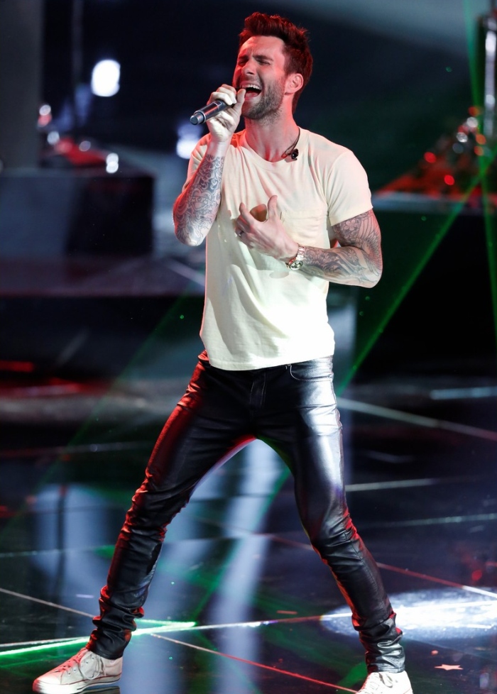 O delicioso e sexy Adam Levine, vocalista do Maroon 5, vestindo calça de couro bastante fetichista