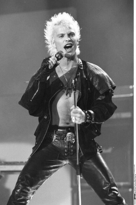 Billy Idol, calça de couro e visual punk