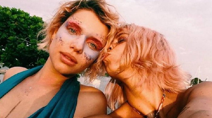 Bruna Linzmeyer publica foto ao lado de Julia Rodrigues. Colunista diz que elas namoram há um ano