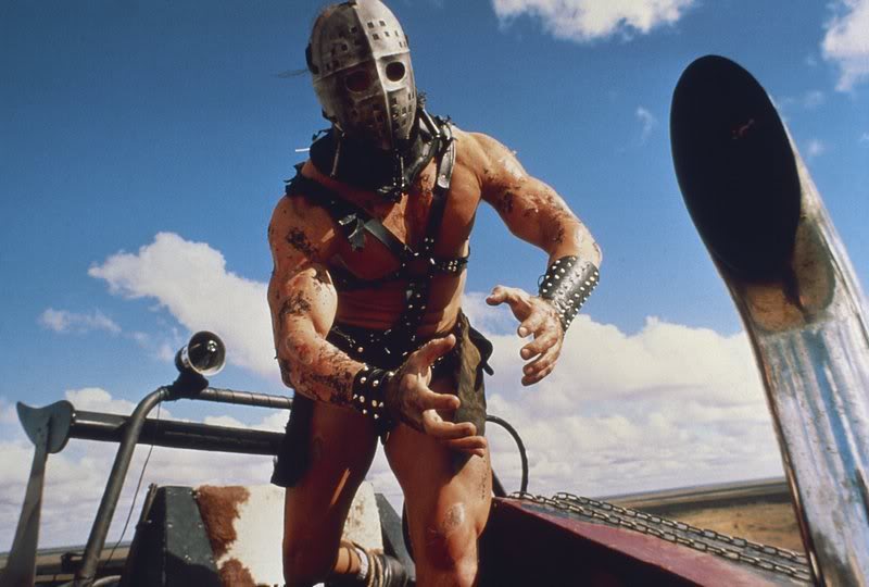 Humungus, vilão de Mad Max 2, cheio de leather e figurino s&m