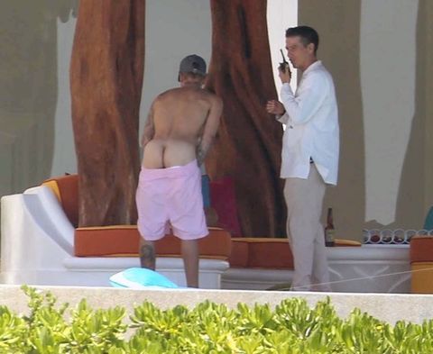 Justin Bieber fica pelado e mostra a bunda de novo