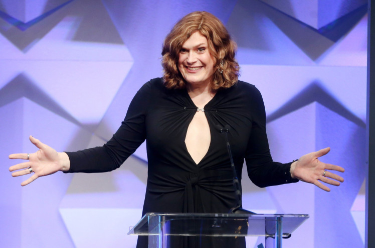 Lilly Wachowski recebe prêmio no Glaad Awards 2016 pela série Sense8 e faz sua primeira aparição após transição de gênero