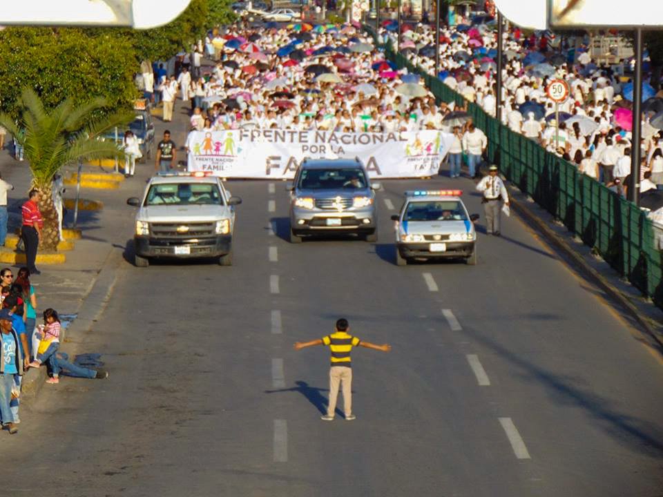 Menino protesta no México contra passeata homofóbica