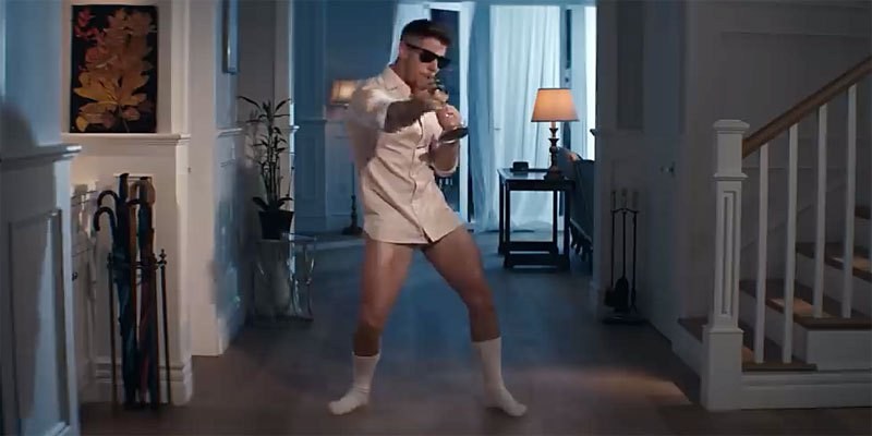 Nick Jonas de cuecas, sem roupa no clipe nvoo lembra Tom Cruise